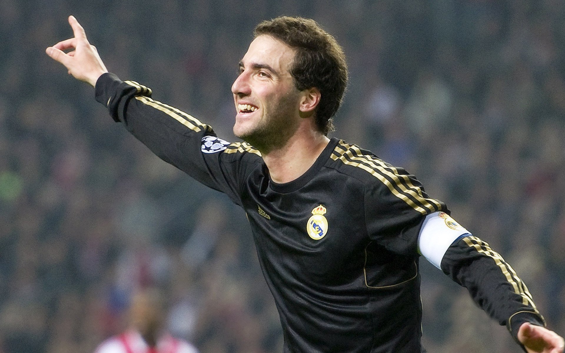 开云体育全站-“英超最新战报:球队奋力拼搏争夺每一分”,英超最新一轮结果