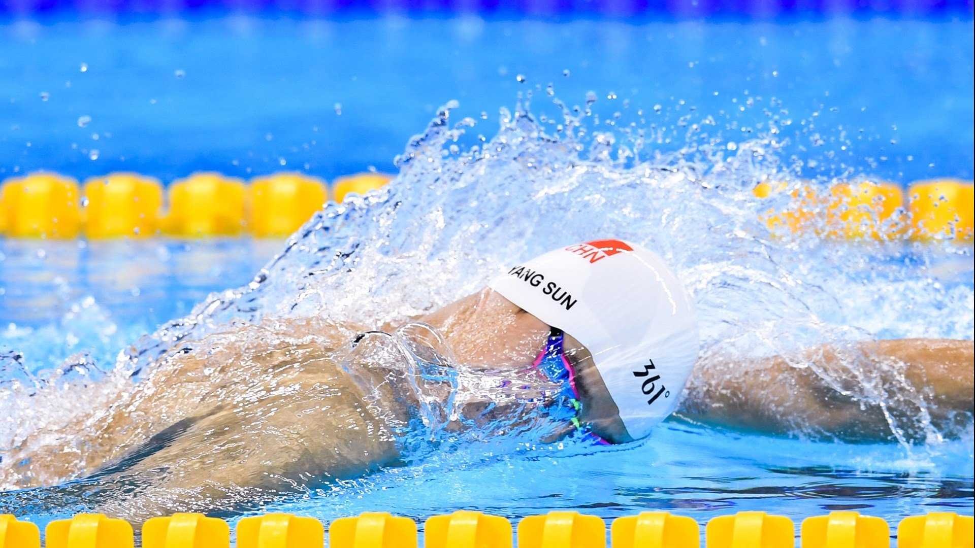 开云体育下载官网-伊朗球队合影全员戴手套围巾，时尚圈点赞“冷酷战士”