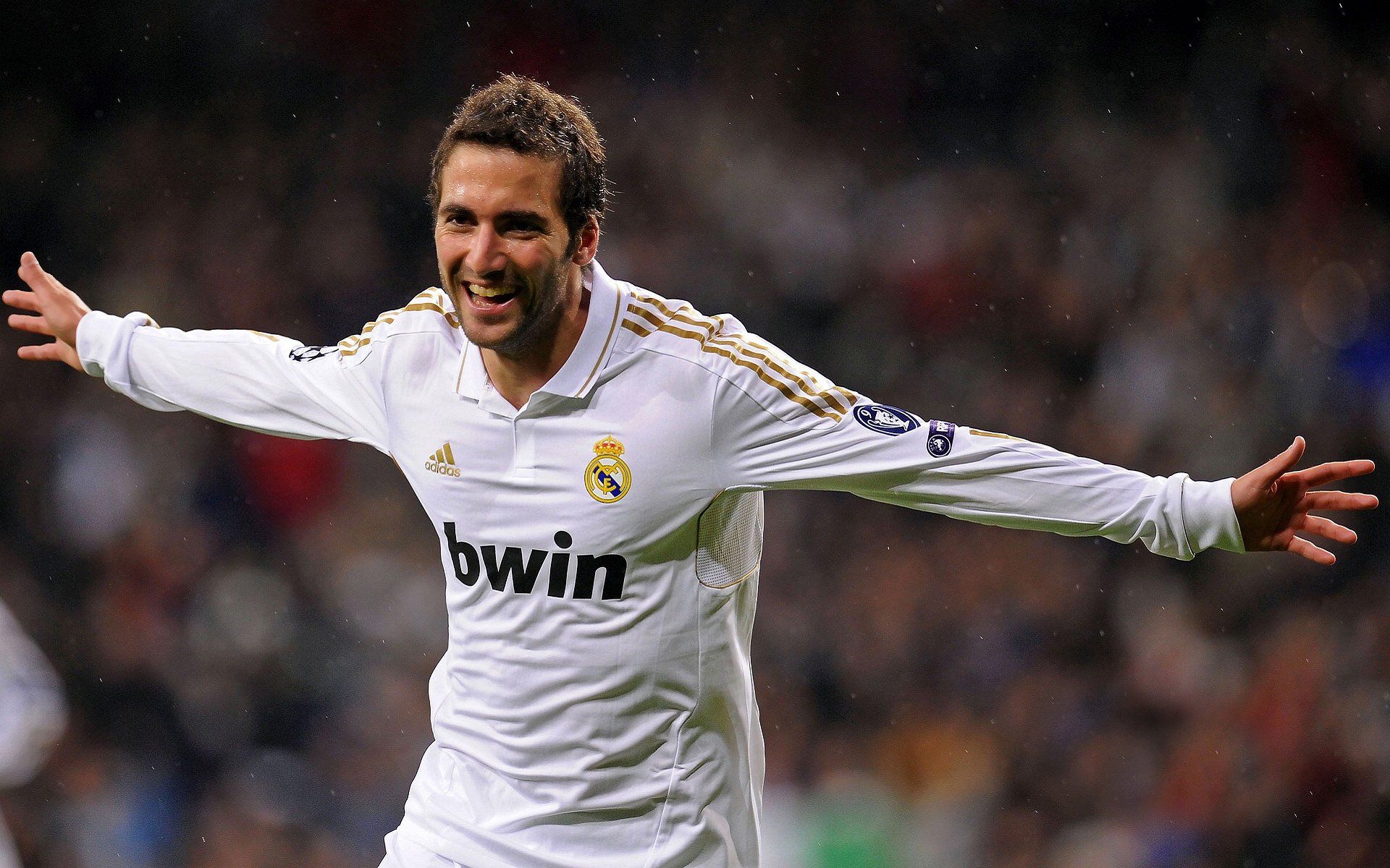 国际大赛再次掀起热潮，球迷激情致胜喝彩庆祝，国际球赛名称