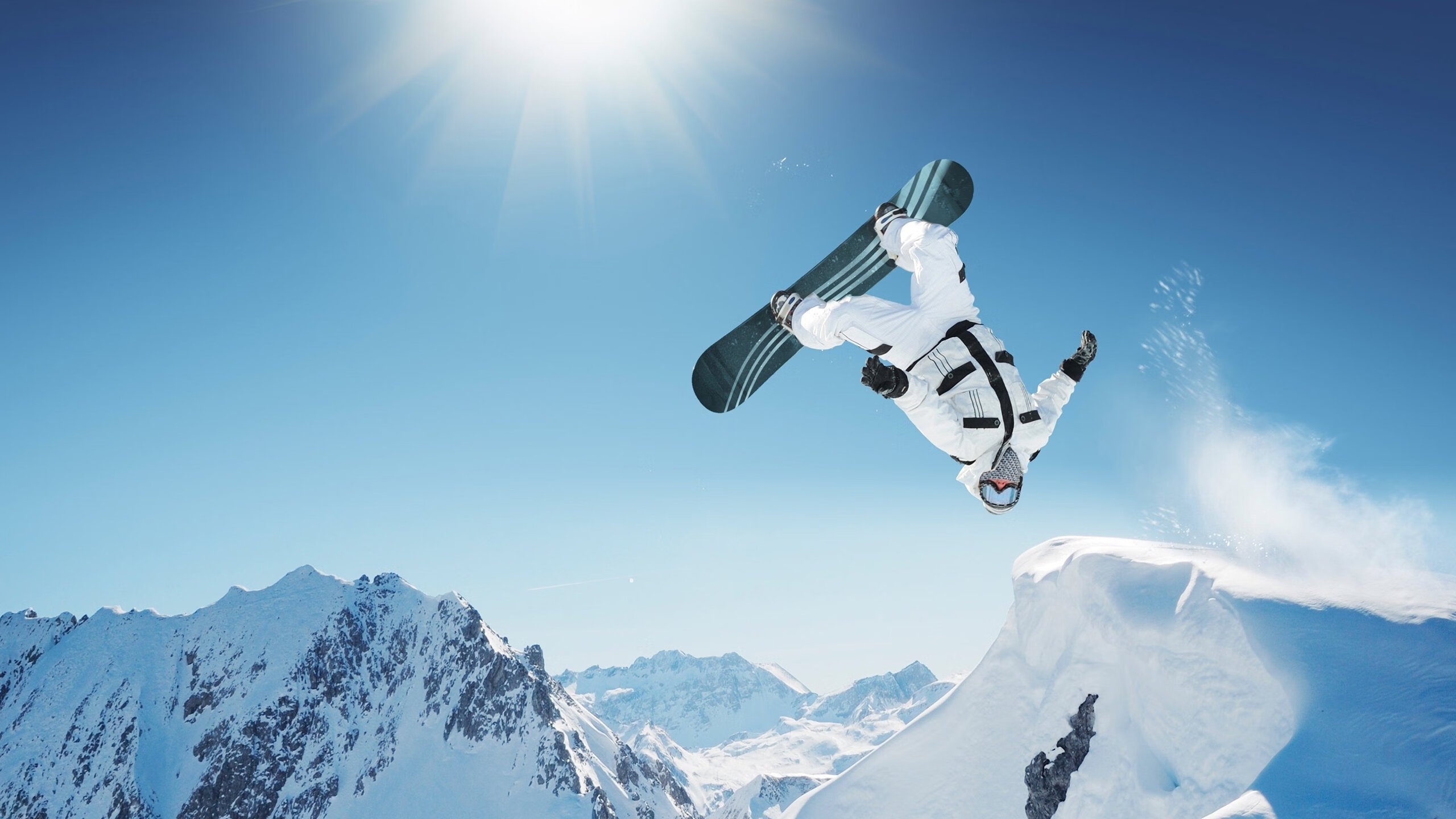 场上顽强作战，奋勇争胜彰显团队精神，赛场上顽强拼搏